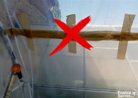 Illustration de réparation de bâche de serre avec ruban adhésif