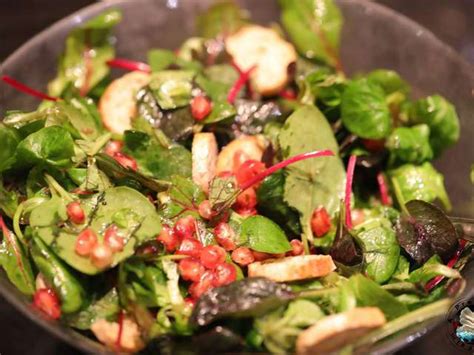 Photo d'une salade garnie de fleurs et de jeunes pousses d'adventices comestibles