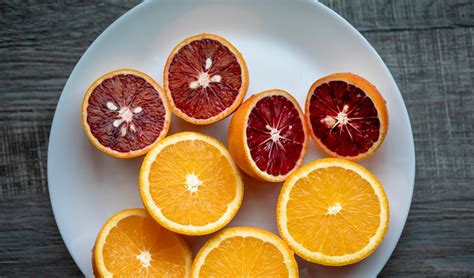 Oranges sanguines coupées pour révéler leur pulpe rouge