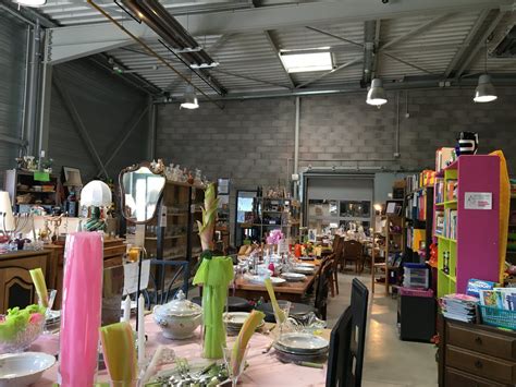 Intérieur d'une ressourcerie avec divers objets