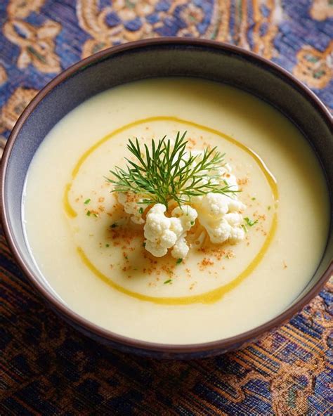 Table de repas d'été avec un potage froid au chou-fleur et divers accompagnements