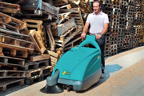 Une balayeuse autotractée en action sur un chantier
