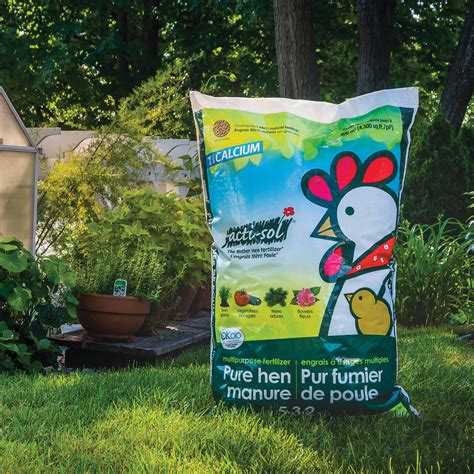 Illustration d'un sac de fumier en granulés prêt à l'emploi dans un jardin