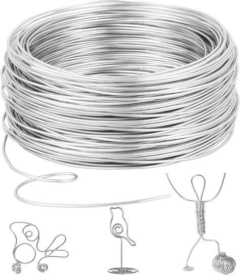 Comparaison visuelle entre un rouleau de fil d'aluminium et un rouleau de fil de cuivre