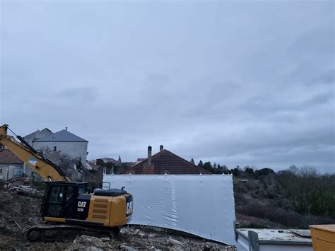 Photographie montrant une opération de bâchage en hauteur réalisée par des spécialistes