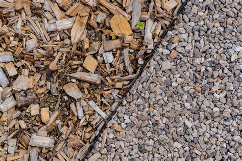 Photo comparative entre une zone paillée avec des écorces et une zone de graviers sur géotextile