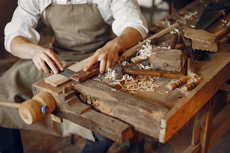Photographie d'un atelier artisanal montrant des outils en bois de noisetier