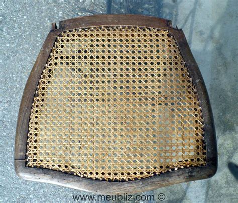 Gros plan sur le tressage d'une chaise en rotin