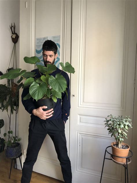 Anthony Macharinow dans son jardin urbain à Limoges