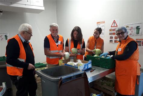 Jeunes en formation sur le tri des fruits et légumes