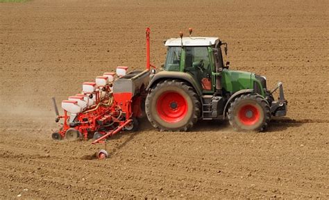 Tracteur avec semoir et réservoir de semences