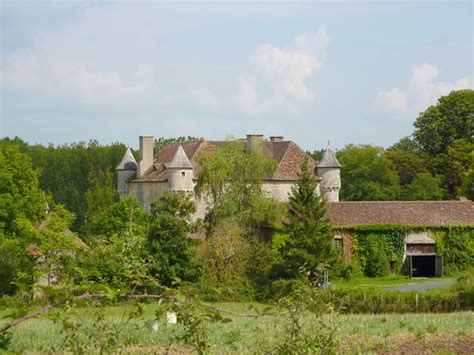 Château de Pruniers dominant la vallée