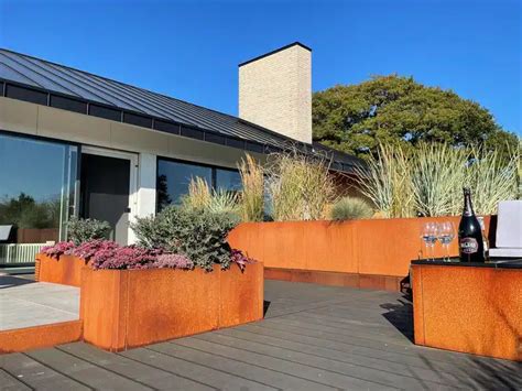 Photo de bacs à fleurs en acier Corten après une année d'exposition
