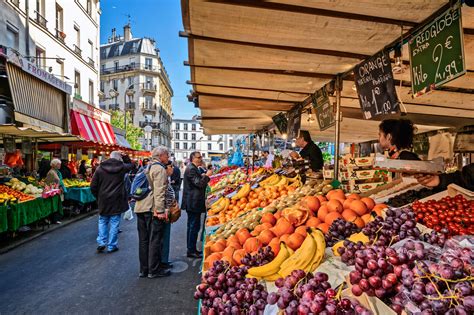 Scène de marché typique en Indre-et-Loire
