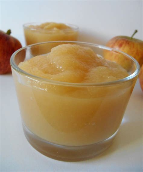 image macro d'une cuillère plongeant dans une compote de pomme onctueuse et brillante