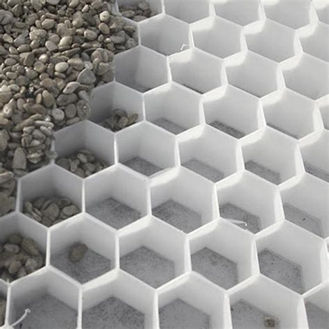 Schéma explicatif montrant la structure en nid d'abeille d'un stabilisateur de gravier avec sa base géotextile