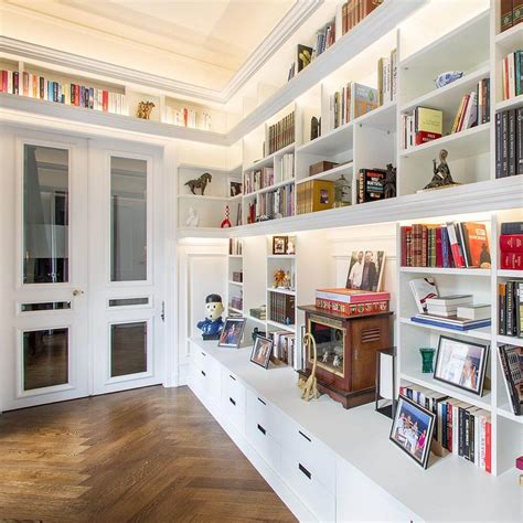 Image d'une bibliothèque avec une section dédiée aux livres sur la nature et le jardinage, notamment les arbres fruitiers.