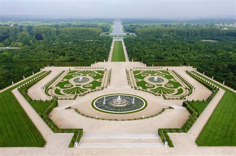 Vue d'un jardin historique français avec parterres géométriques