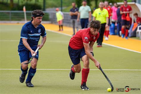 Un match de hockey sur gazon en plein effort collectif