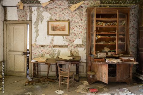 Intérieur d'une maison abandonnée avec lierre envahissant