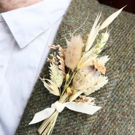 Boutonnière masculine réalisée avec une petite succulente et des fleurs séchées