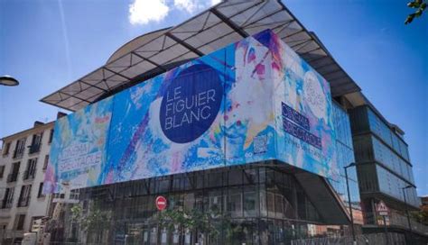 Vue extérieure et façade du théâtre Le Figuier Blanc à Argenteuil