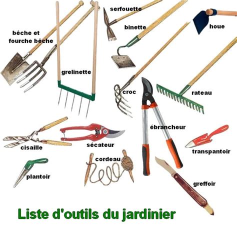 Détail d'un jardin potager traditionnel avec des outils anciens