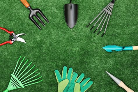 Une vue d'ensemble d'un jardin structuré, illustrant la diversité des outils de jardinage nécessaires pour son entretien
