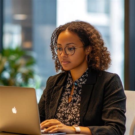 Portrait symbolique d'une femme entrepreneure travaillant sur des dossiers de gestion et de stratégie d'entreprise