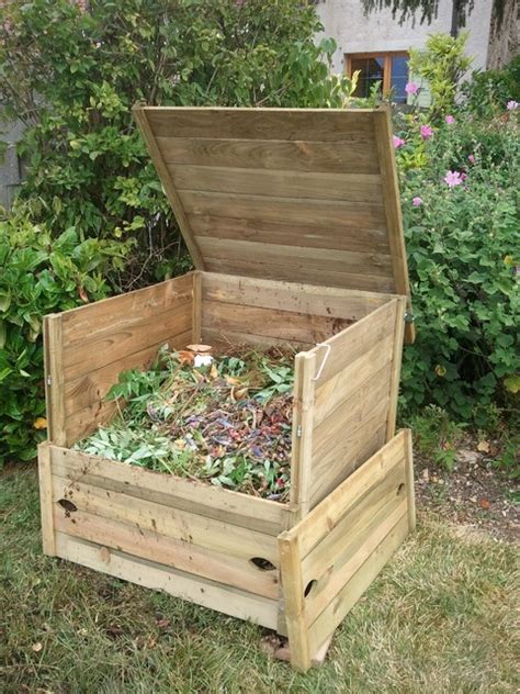 Composteur individuel dans un jardin fleuri