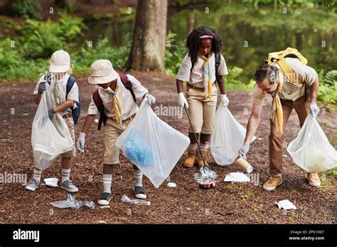 Groupe de citoyens ramassant des déchets dans un parc