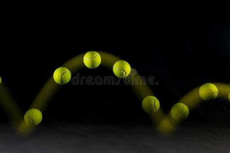 Comparaison du rebond de la balle sur différentes surfaces de tennis