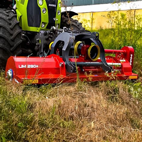 Vue d'ensemble du broyeur Bio800 en action sur un terrain agricole