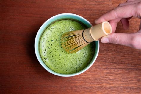 Tasse de thé matcha et feuilles de Camellia Sinensis