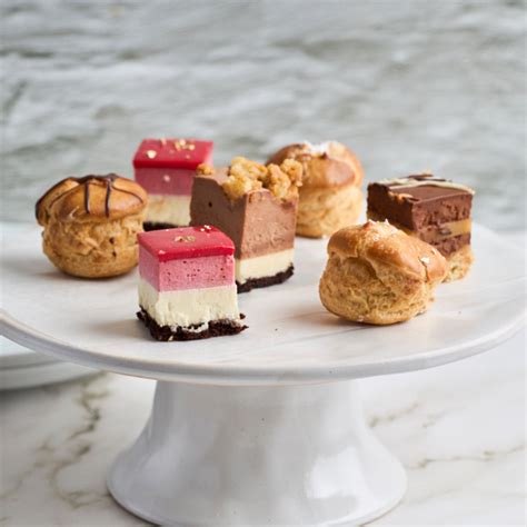 Assortiment de pâtisseries au matcha (gâteaux, cookies, glaces)
