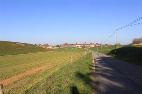 paysage du premier plateau jurassien avec pâturages et fermes traditionnelles