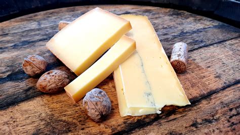 étalage de fromages comté et morbier dans une boutique artisanale