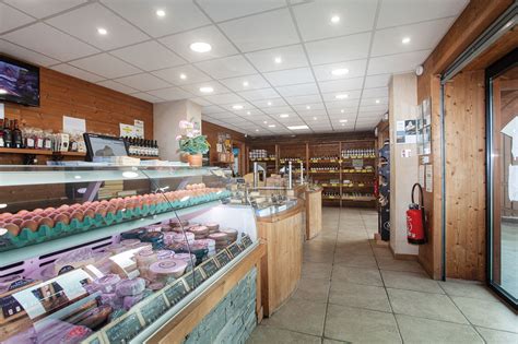 agriculteurs et fromagers discutant devant la fruitière