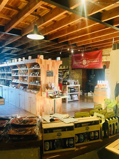 Vue panoramique d'une boutique de produits régionaux au cœur d'un village savoyard