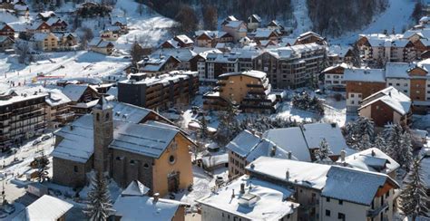 Plan stylisé de la localité de Valloire mettant en évidence l'emplacement des commerces centraux