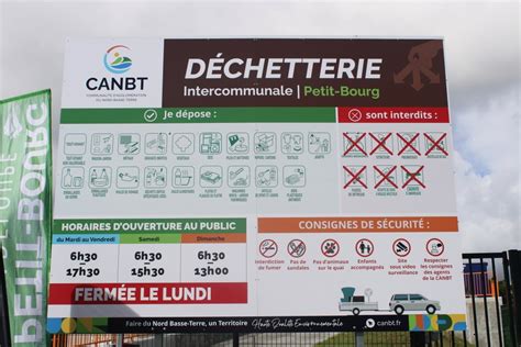 Photo montrant la signalisation d'une déchetterie typique dans les Landes