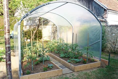 Serre à tomates dans un jardin ensoleillé