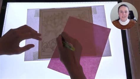 Exemple de projet de scrapbooking utilisant des découpes d'hibiscus en calque, papier cartonné et feutrine pour un effet de superposition.