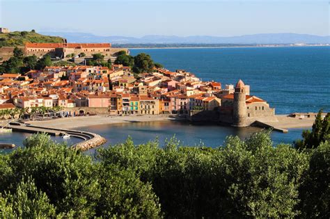 Vue panoramique sur la baie de Collioure avec ses monuments historiques