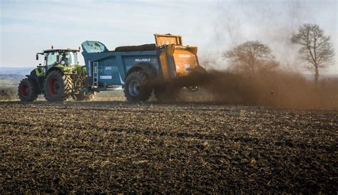 Paysage agricole breton avec épandage raisonné