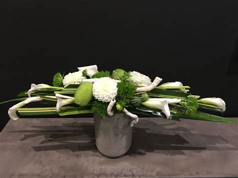 composition florale avec dahlias et glaïeuls