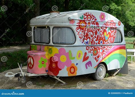 Caravane colorée et décorée dans un cadre champêtre