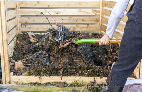 Gros tas de compost en cours de décomposition