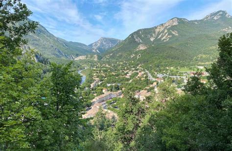 Vue panoramique d'une fruitière traditionnelle au pied des montagnes