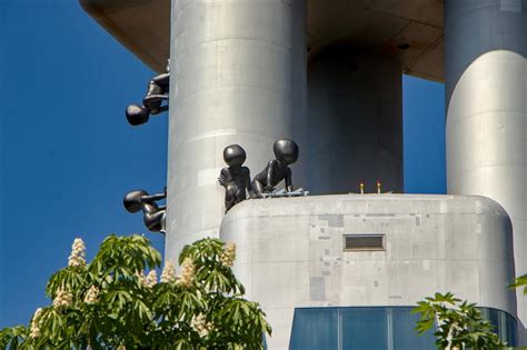 Les célèbres statues de bébés géants sur la tour de télévision